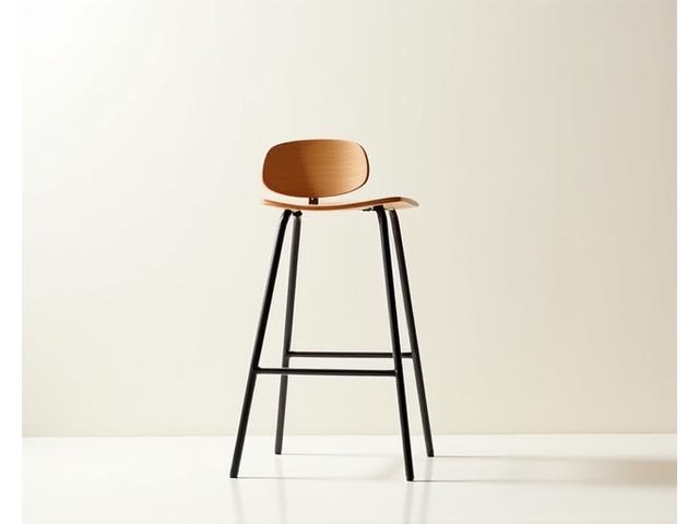 Tabouret de bar 'Esprit Libre' en bois courbé et piétement métallique